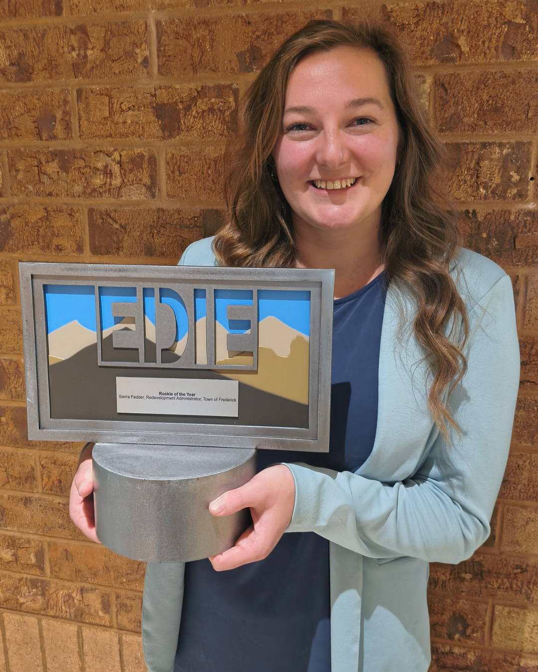 Sierra Fedder smiles while holding her 2025 EDIE Award plaque for Rookie of the Year